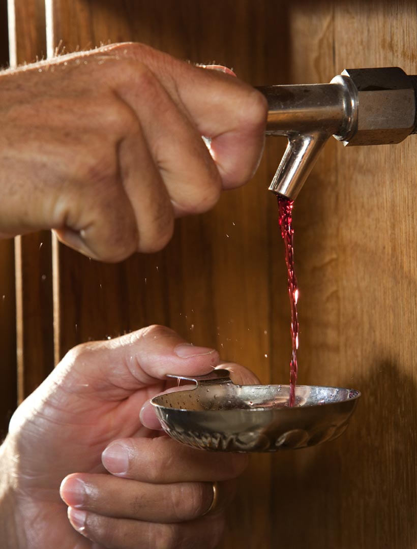 prélèvement de vin sur un foudre